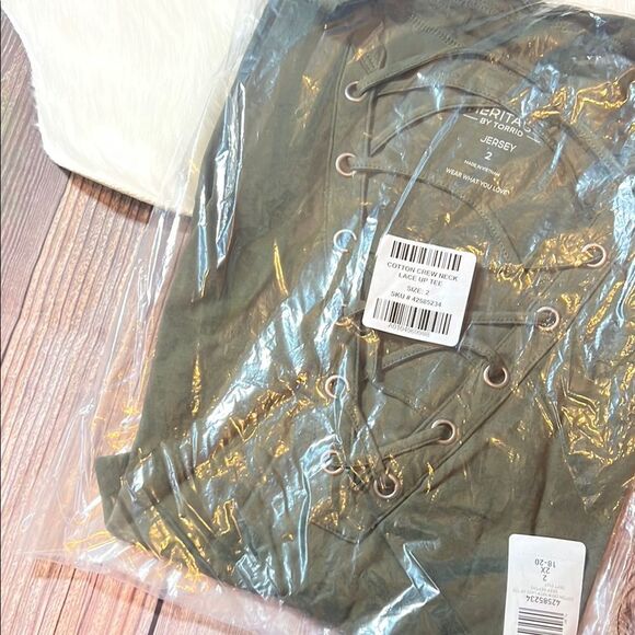 NWT Lace-up Crew Neck Tee - Picture 2 of 4